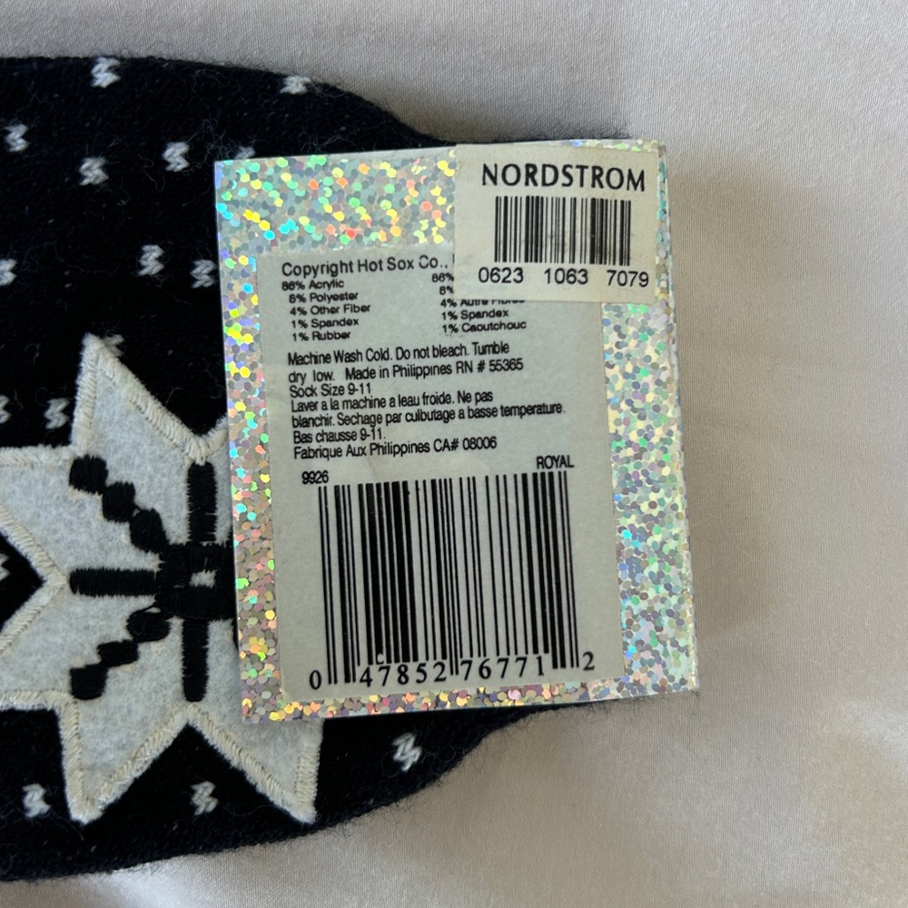Hot Sox Holiday Christmas Festive Penguin Toe Socks - Picture 2 of 4